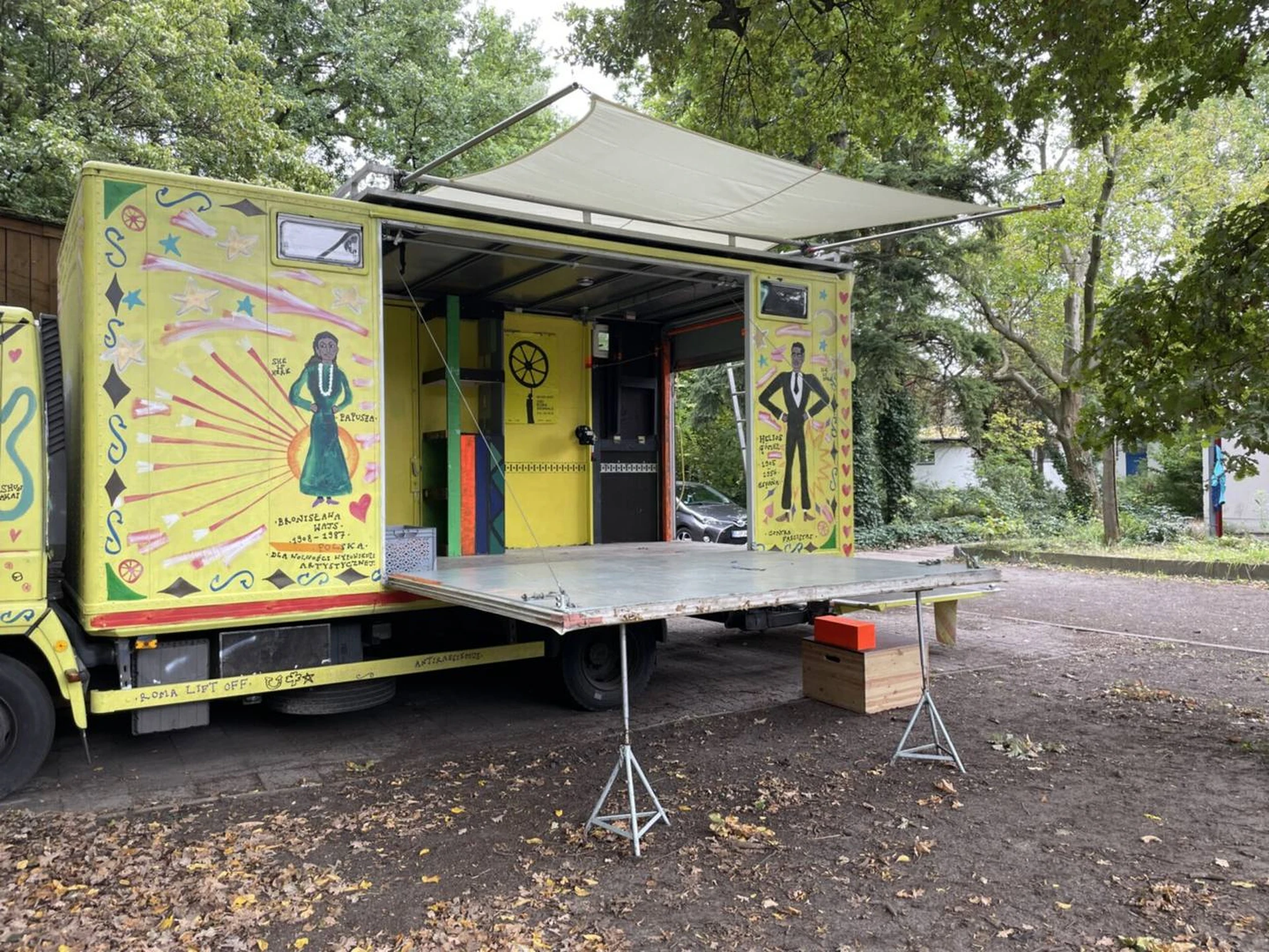 Stadtbretter — BARE LKW mit künstlerischen Murals, Frontansicht im Freien