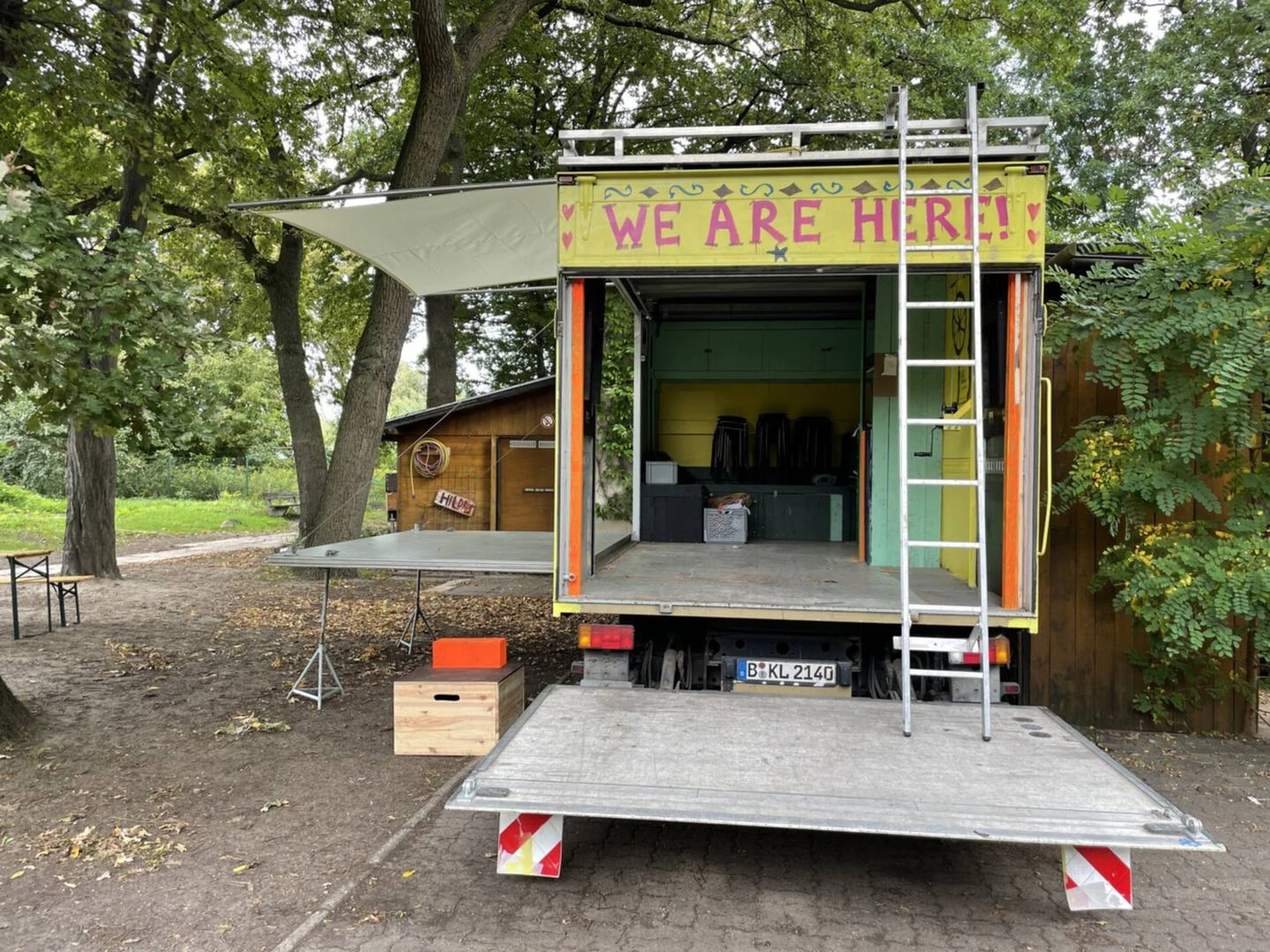 Stadtbretter — BARE LKW Rückansicht mit WE ARE HERE-Schriftzug