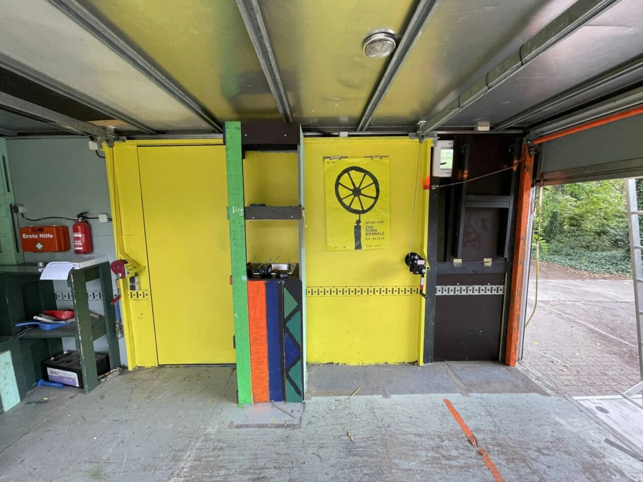 Stadtbretter — Frontblick in BARE LKW-Innenraum mit gelbem Stadtbretter-Logo