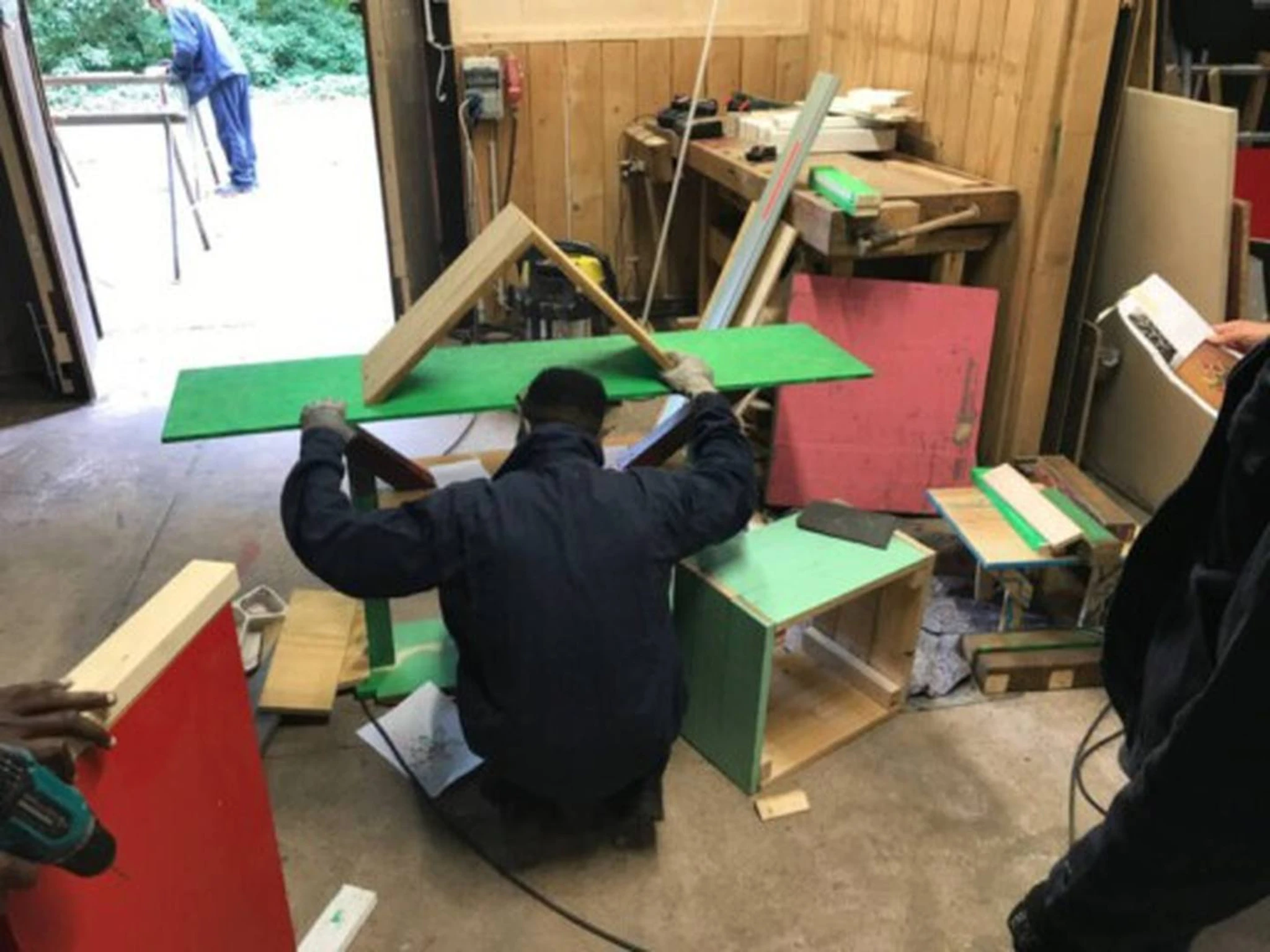 Stadtbretter — Teilnehmer baut farbiges Regalelement im Workshop