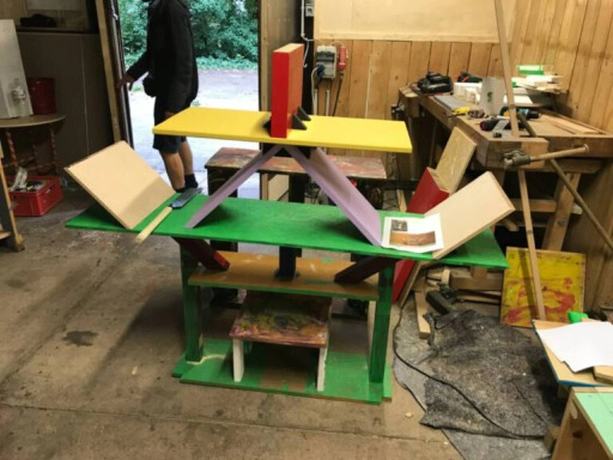 Stadtbretter — Prototyp mit geneigten Ablageflächen in Gelb und Grün