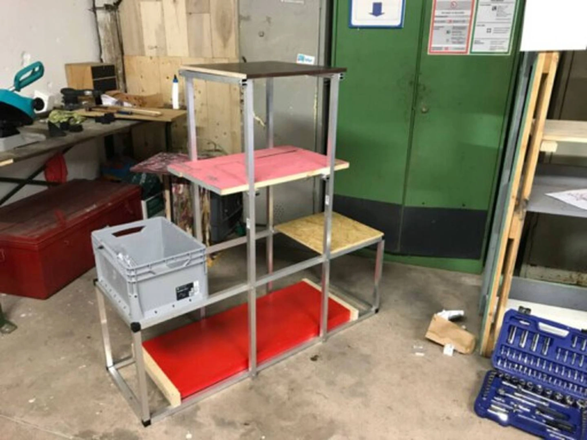 Stadtbretter — Früher Regalprototyp mit roten und grauen Einlegeböden