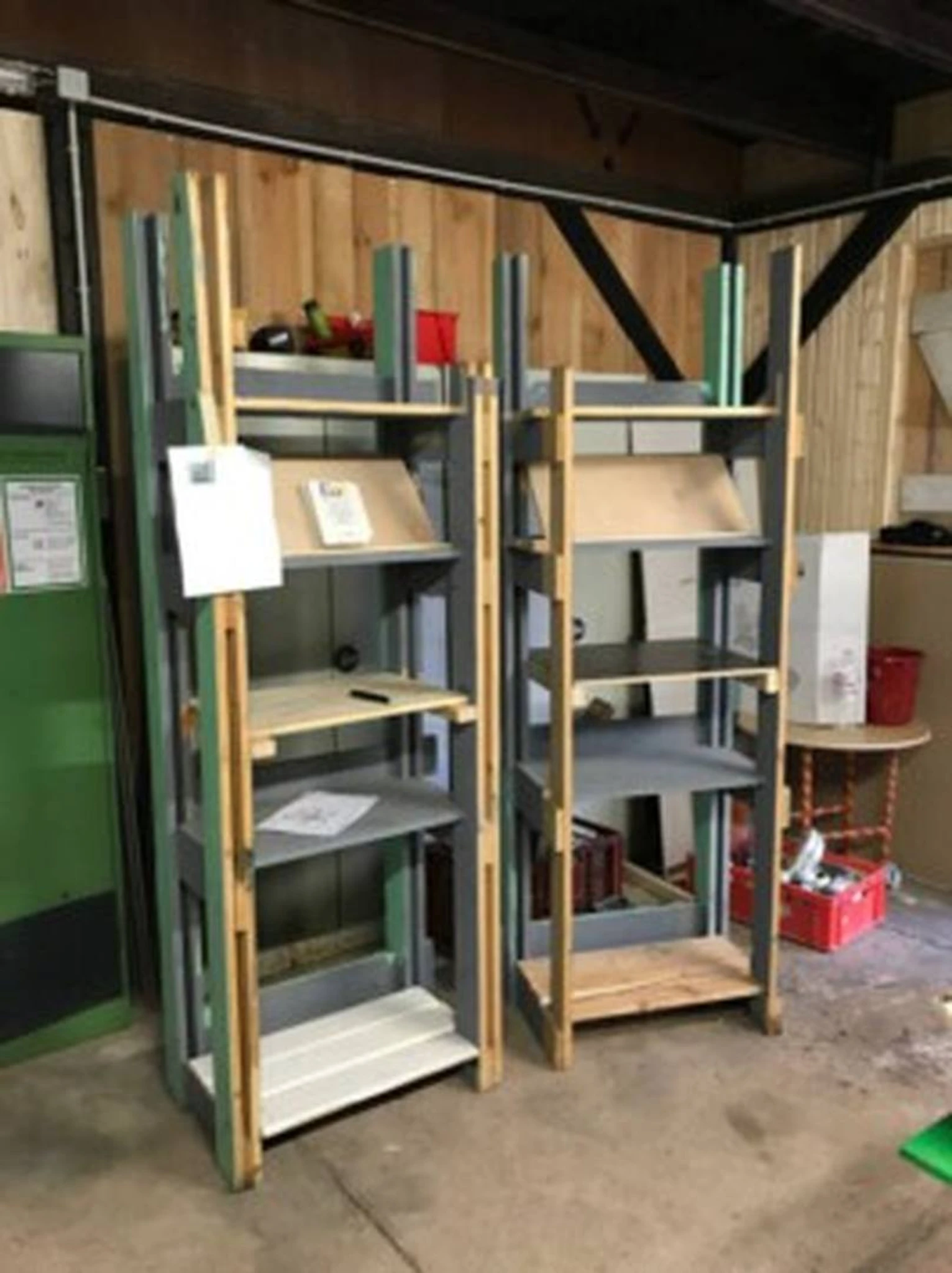 Stadtbretter — Zwei Holz-Regalprototypen in der Werkstatt
