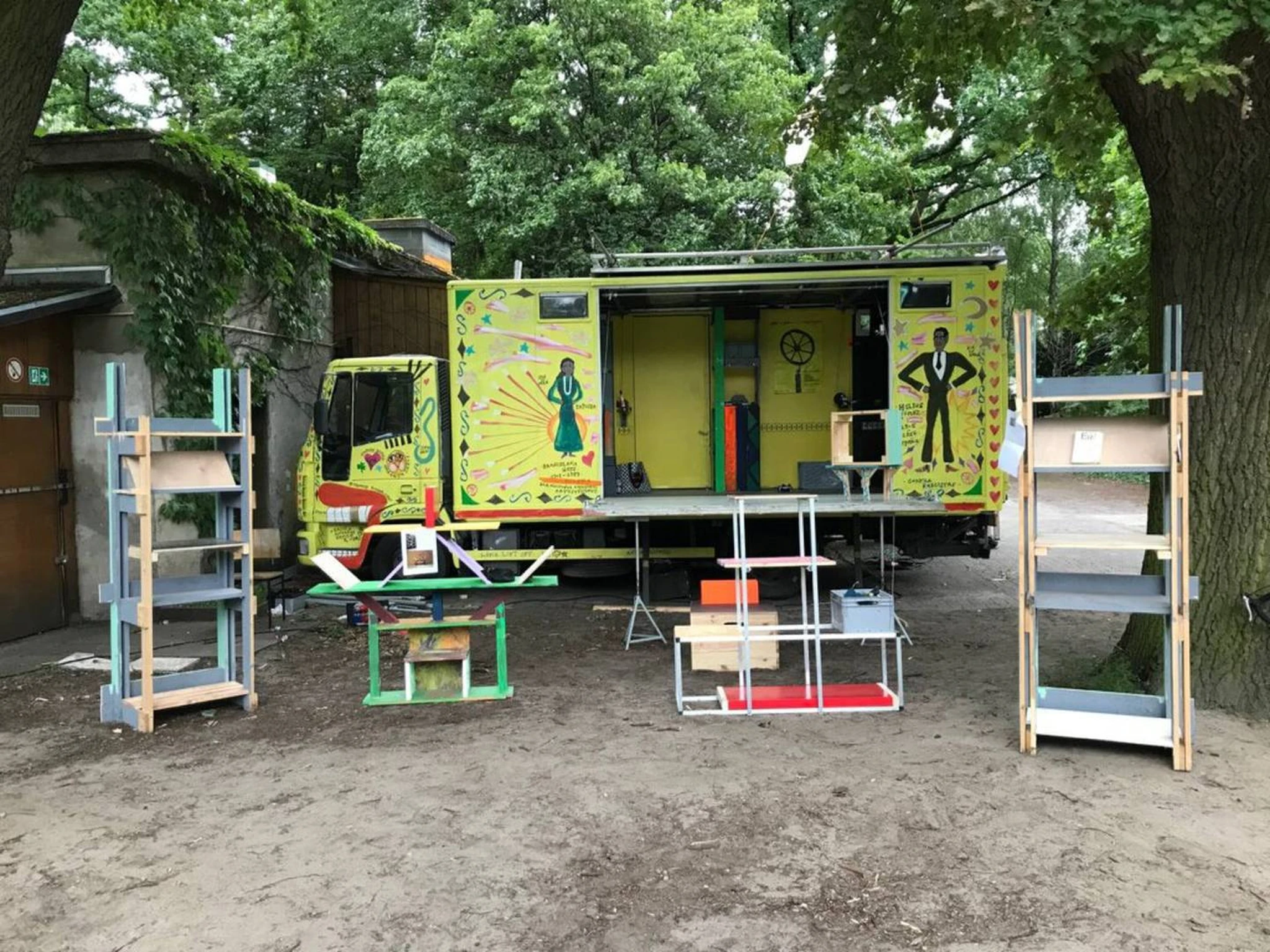 Stadtbretter — BARE LKW mit fertigen Stadtregalen präsentiert im Park