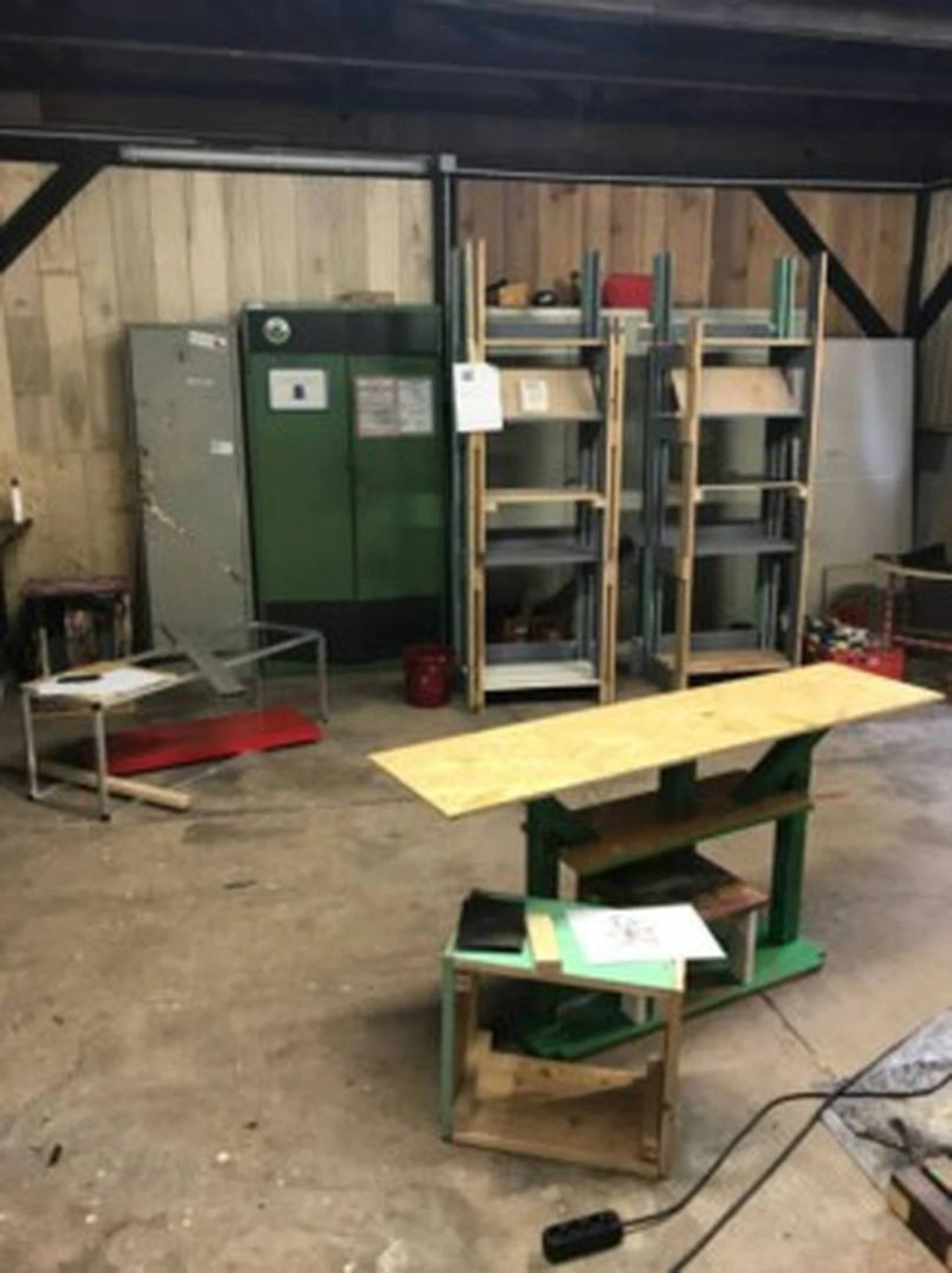 Stadtbretter — Werkstatt-Innenraum mit mehreren Regalprototypen