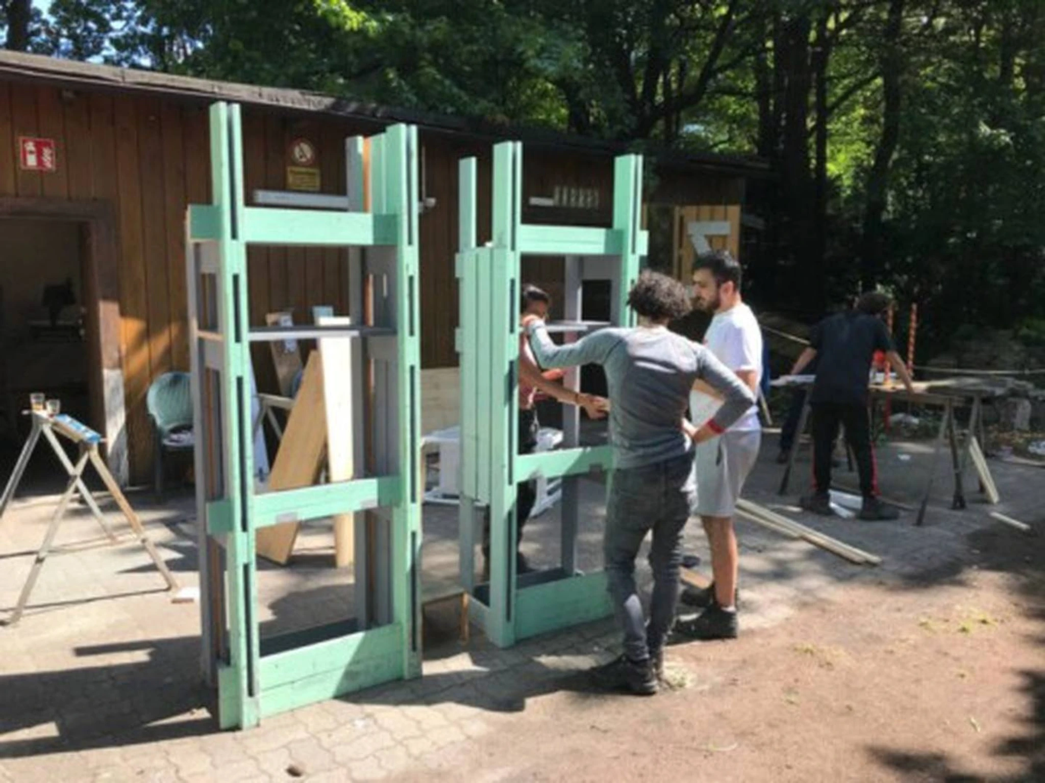 Stadtbretter — Gruppe montiert großes mintgrünes Regalgestell im Freien