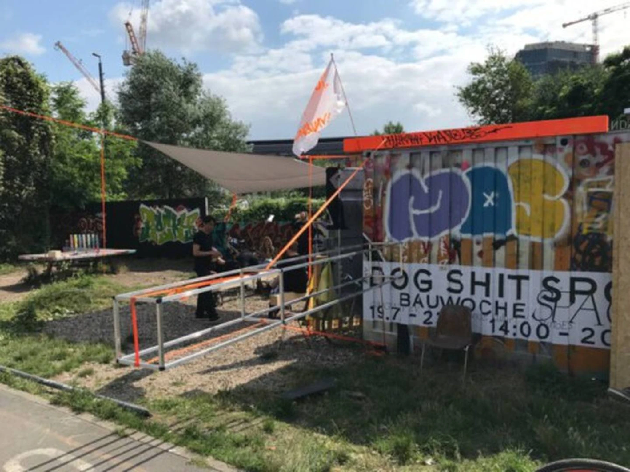 DogShitSpot — Bauwoche-Schild am Skatepark, Station im Aufbau
