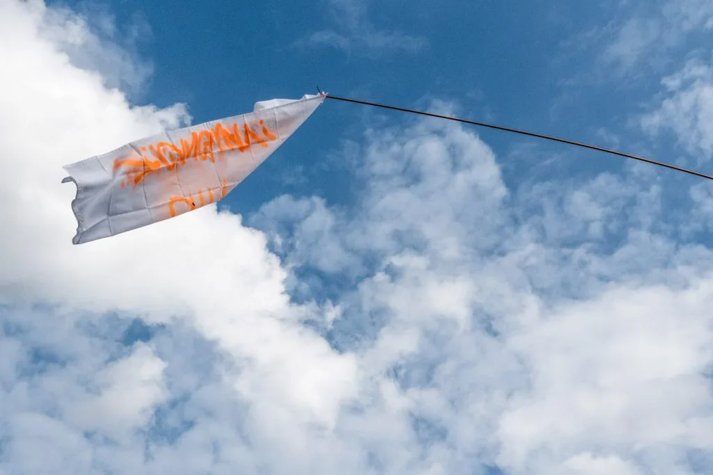 DogShitSpot — Flagge mit DSS-Schriftzug gegen Himmel