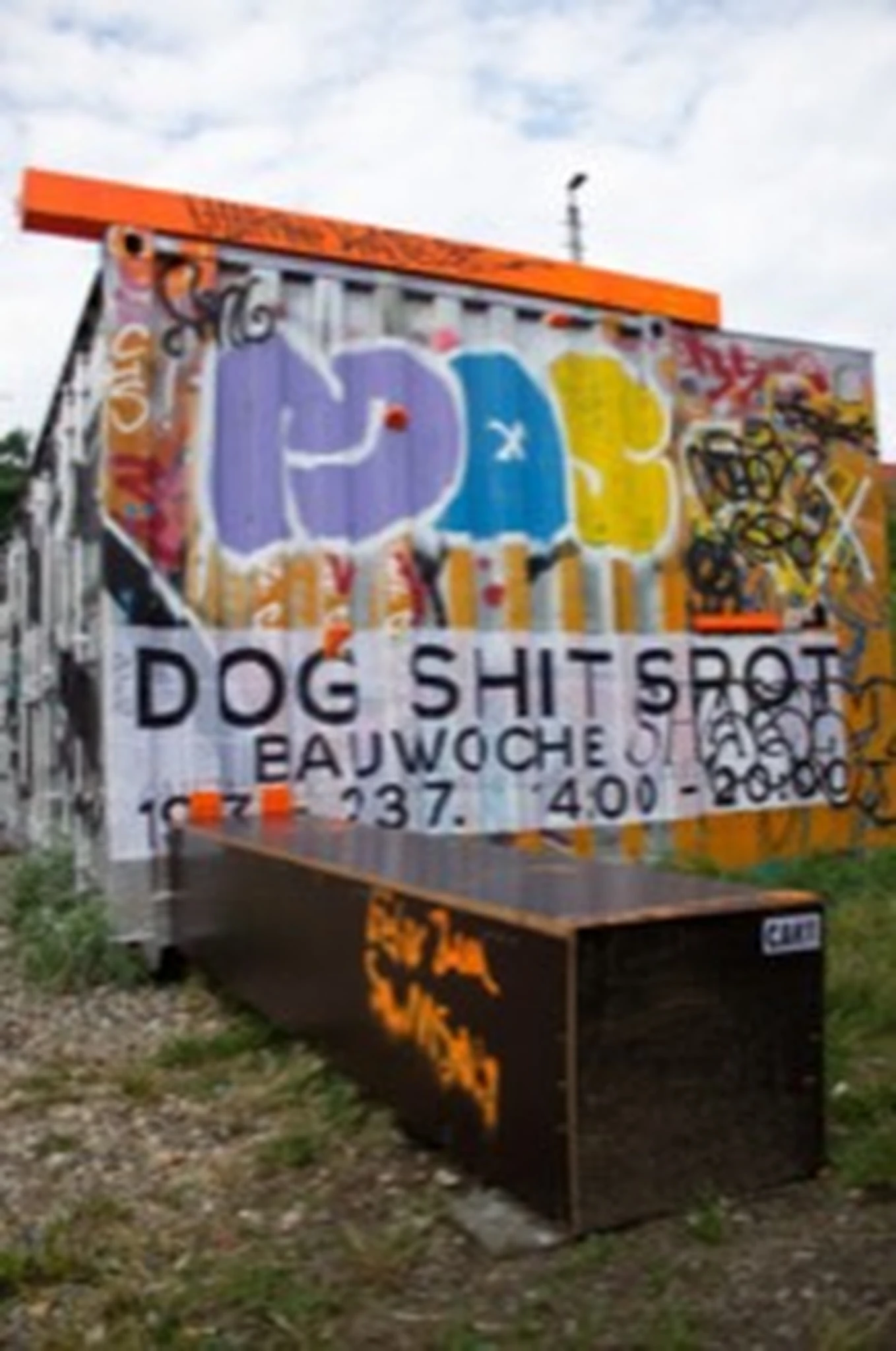 DogShitSpot — beschriftete Installation am Skatepark