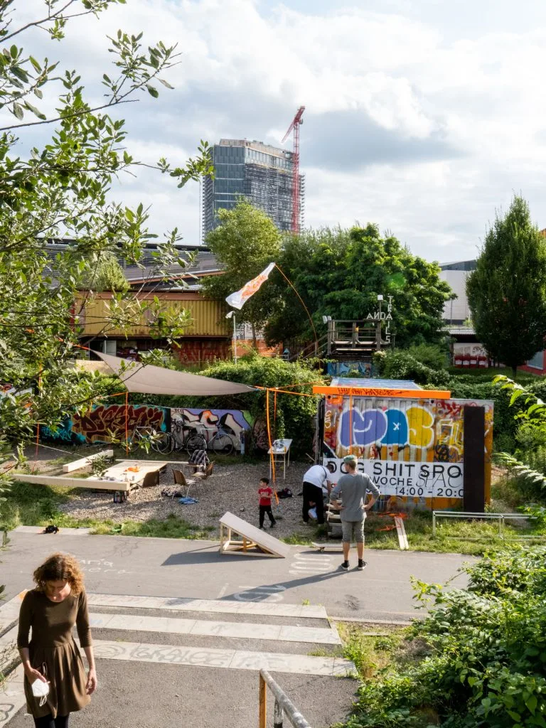 DogShitSpot — Vogelperspektive auf das Gelände mit Container und Bauwoche-Schild